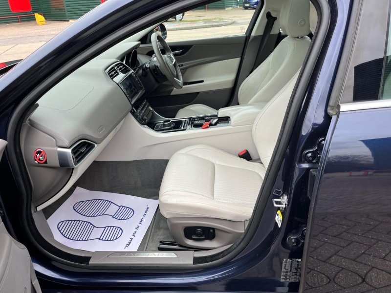 JAGUAR XE
