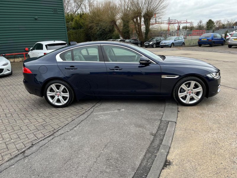 JAGUAR XE