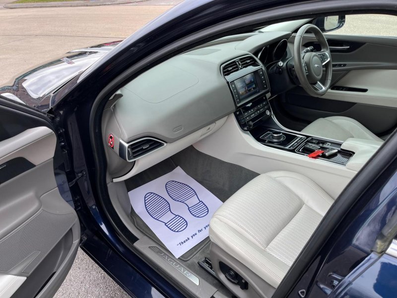 JAGUAR XE