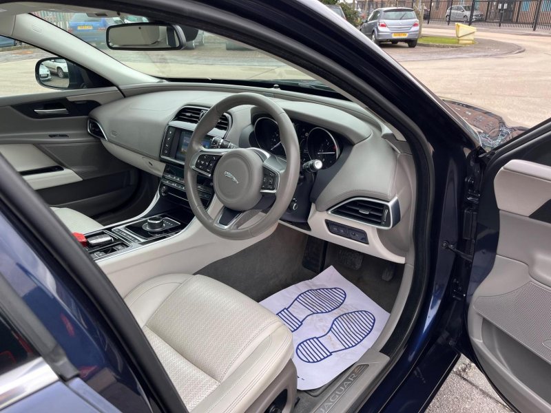 JAGUAR XE