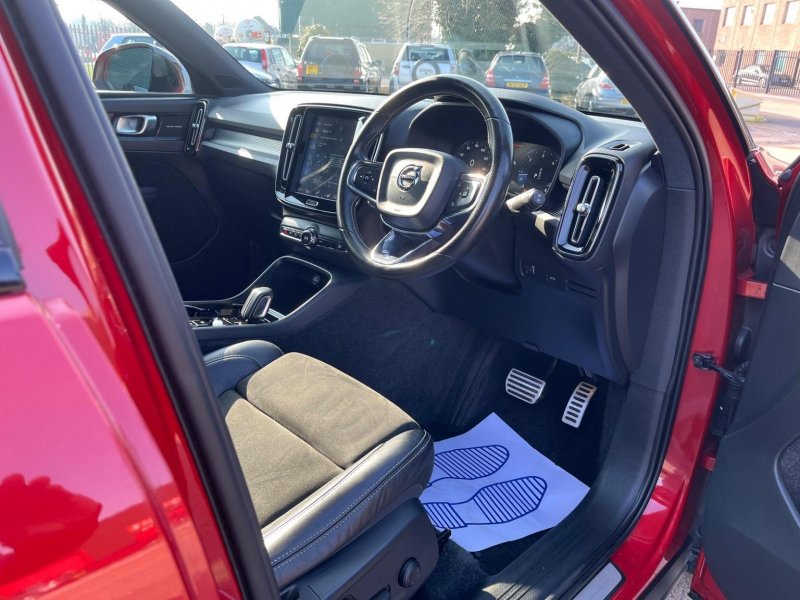 VOLVO XC40