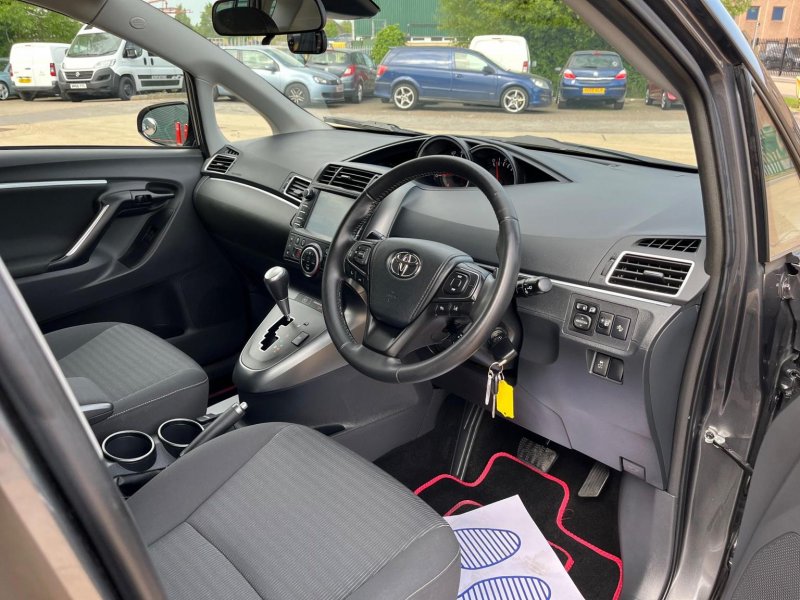 TOYOTA VERSO